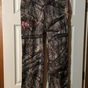 Real tree Under Armour CAMO PANTS. Never worn. Size 8